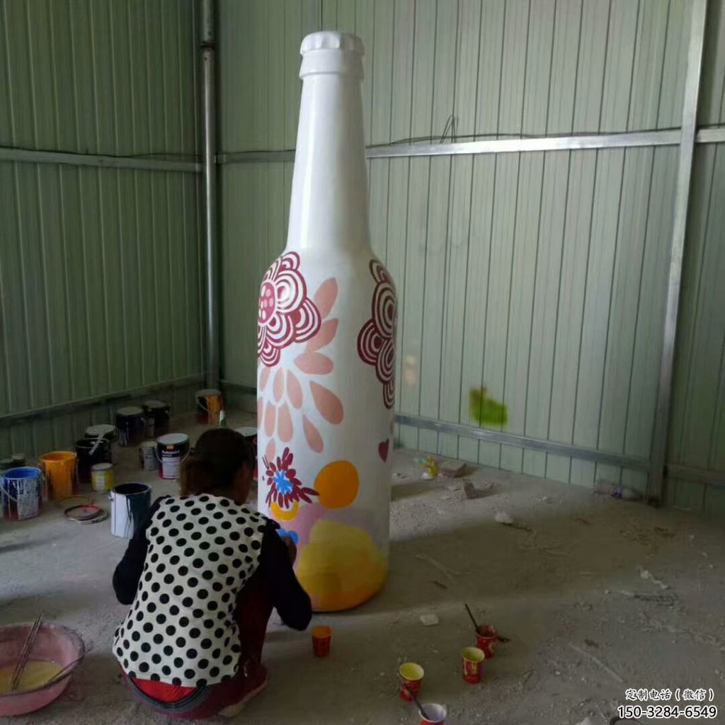 酒瓶彩繪雕塑，公園小區(qū)擺件，玻璃鋼噴漆工藝