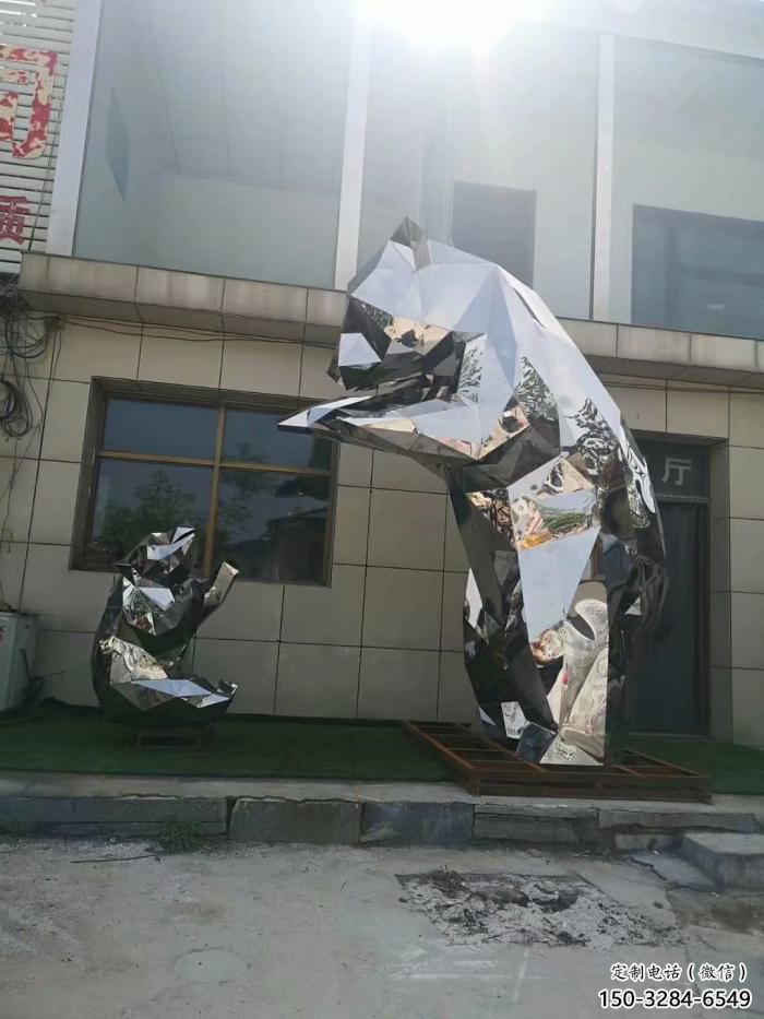 步行街狗熊雕塑，鑄銅農(nóng)耕雕塑，鏤空方式