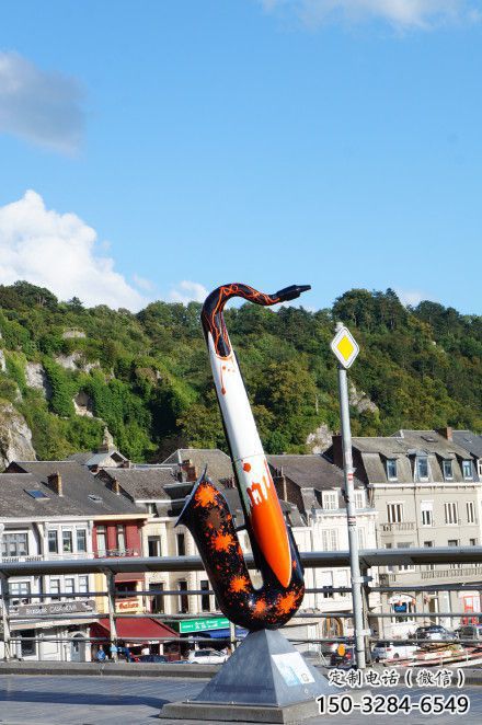 大型薩克斯雕塑 鍛造發(fā)光樂器雕塑 房地產(chǎn)西方樂隊(duì)雕塑