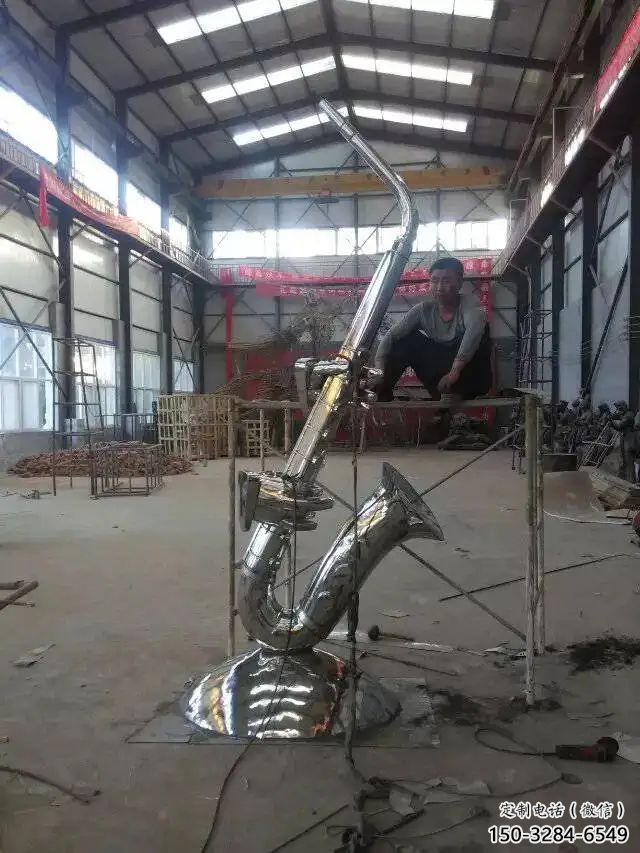 現代薩克斯雕塑 大型別墅區樂器雕塑 彩繪西方樂隊雕塑