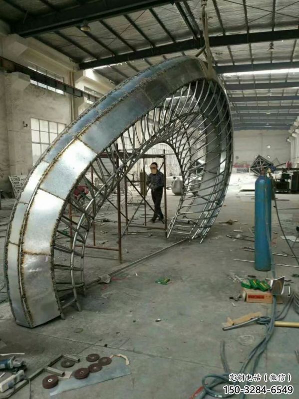 鏤空半圓門頭雕塑，不銹鋼結(jié)構(gòu)大門雕塑制作