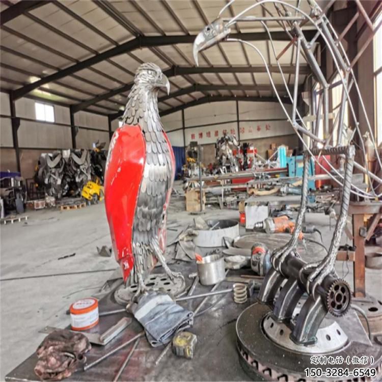 機甲版卡通小鳥雕塑