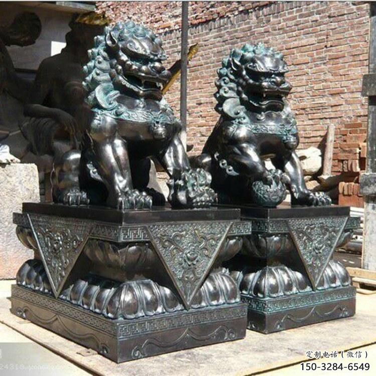 青銅獅子雕塑供應(yīng)，城區(qū)小品，戶外蹲獅雕塑制造商
