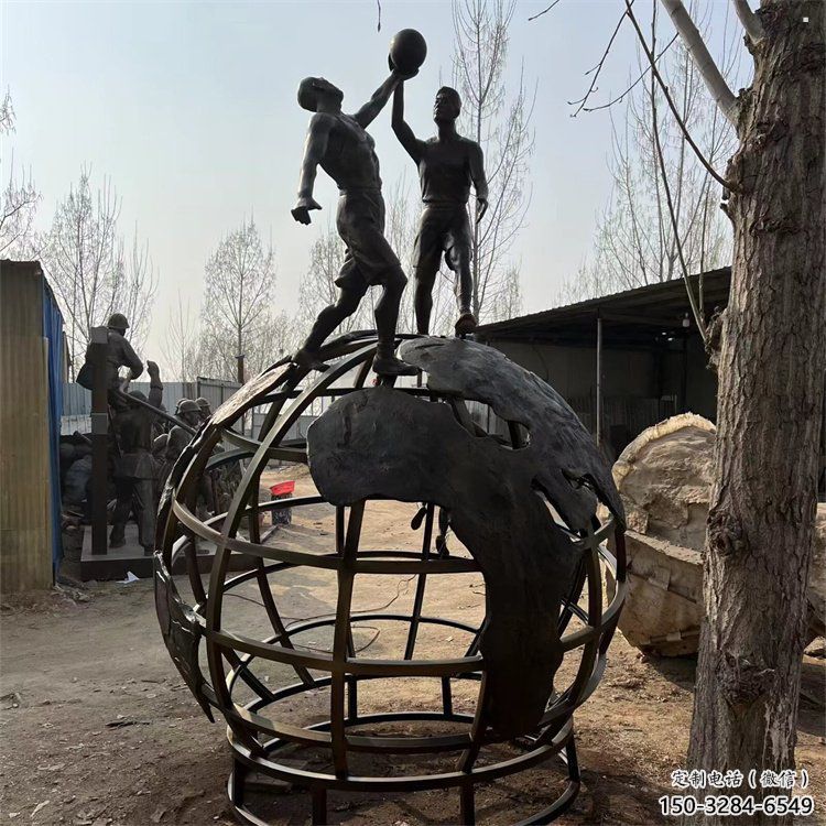 地球儀雕塑供應(yīng)，校園雕塑，地球儀人物雕塑制造廠家