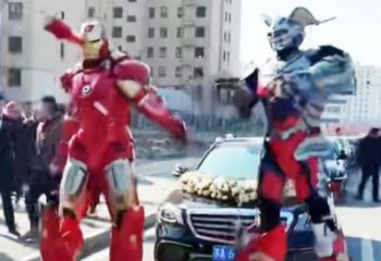 鋼鐵俠機器人雕塑