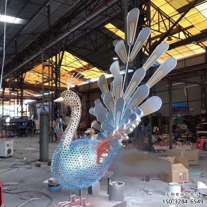 孔雀雕塑廠家，小區擺件，不銹鋼鏤空孔雀雕塑制造商
