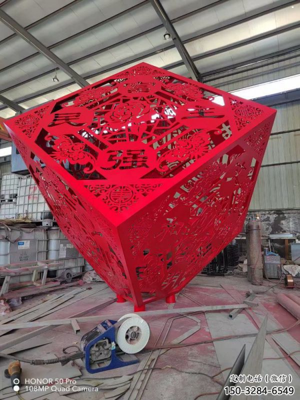 室內正方形雕塑