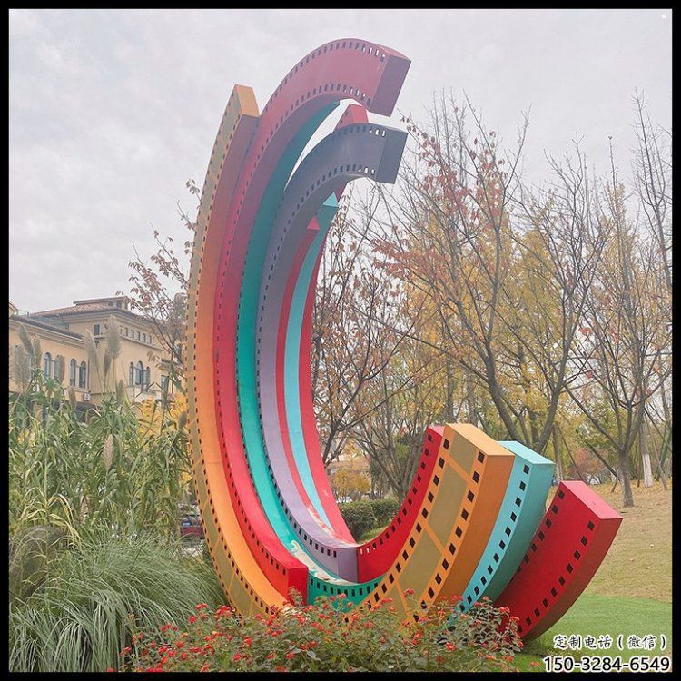 步行街膠卷雕塑