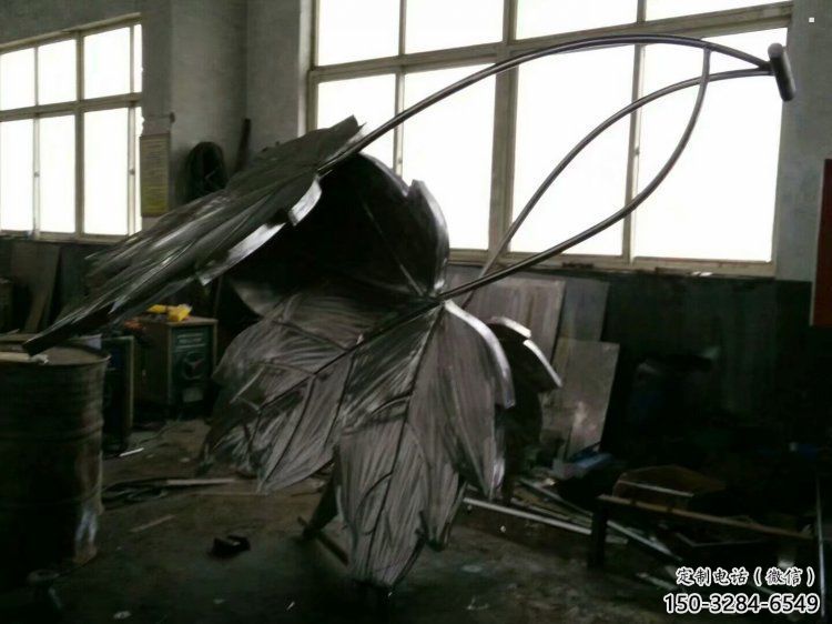 楓葉雕塑服務(wù)商，噴泉雕塑，不銹鋼楓葉雕塑訂做廠家