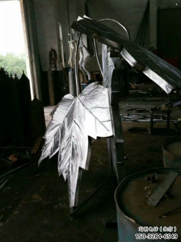 楓葉雕塑供應(yīng)，花園小品，不銹鋼仿真楓葉雕塑廠家