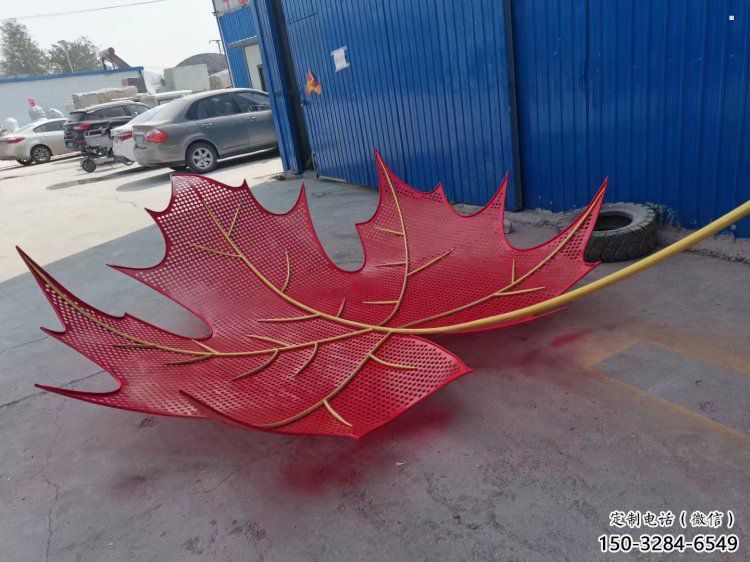鏤空楓葉雕塑制造，白鋼構(gòu)件，鐵藝楓葉雕塑廠家提供