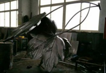 楓葉雕塑服務(wù)商，噴泉雕塑，不銹鋼楓葉雕塑訂做廠家