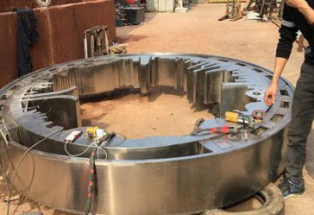 白鋼圓圈雕塑優(yōu)選，陸地?cái)[件，不銹鋼圓圈雕塑制作承接