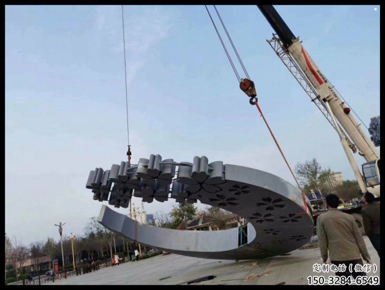 步行街月牙雕塑