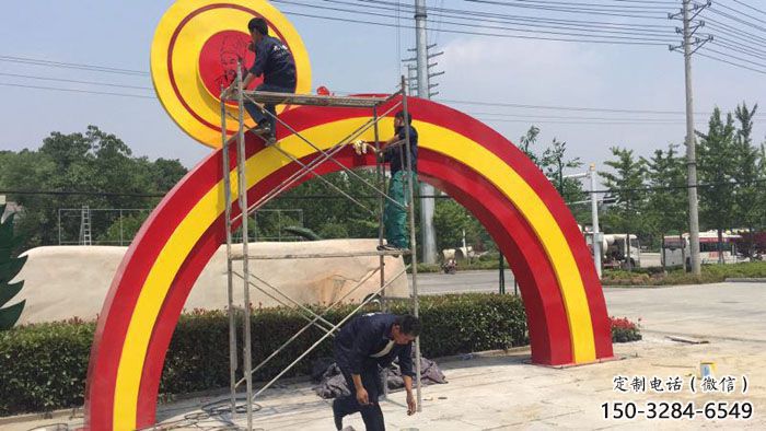 崇左烤漆拱門雕塑，彩虹圖案設(shè)計(jì)，不銹鋼大門雕塑實(shí)景