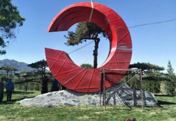 草地精神堡壘雕塑