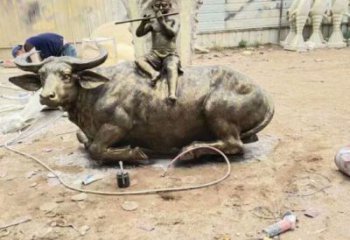 城中庭院牧童雕塑