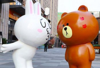 銅川步行街布朗熊雕塑，玻璃鋼動物雕塑，卡通方式