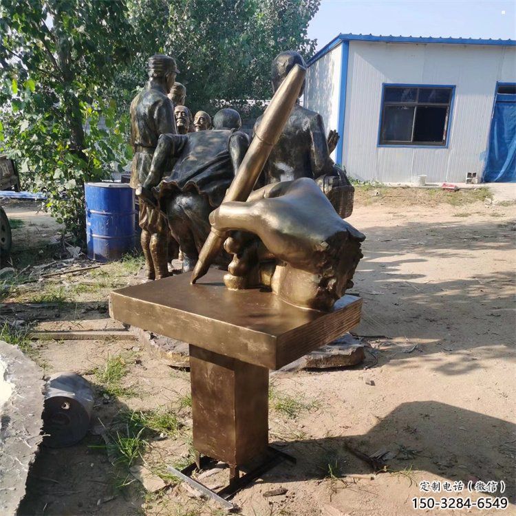 涼山手握鋼筆雕塑，街道標(biāo)識(shí)，玻璃鋼手握鋼筆雕塑廠家