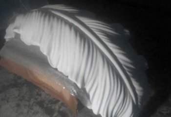 尼木羽毛雕塑供應(yīng)，花園小品，酒店玻璃鋼羽毛雕塑展品